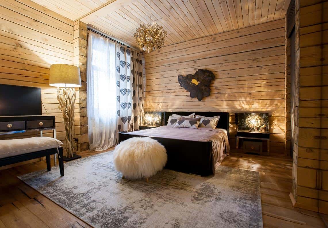 3. Cottagecore - dormitor, pat, covor, ferastră, taburet alb